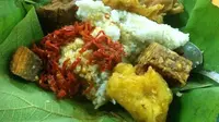 Beginilah nasi jamblang khas cirebon disajikan. Lauknya sangat tradisional, dan tak ada sentuhan modernitas. (foto: Liputan6.com / panji prayitno)