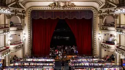 Pemandangan toko buku "El Ateneo Grand Splendid" di Buenos Aires, Argentina pada Rabu (9/1). Di tahun 2000 bangunan ini beralih fungsi dari teater menjadi toko buku dengan sentuhan arsitek Fernando Manzone. (RONALDO SCHEMIDT / AFP)
