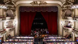 Pemandangan toko buku "El Ateneo Grand Splendid" di Buenos Aires, Argentina pada Rabu (9/1). Di tahun 2000 bangunan ini beralih fungsi dari teater menjadi toko buku dengan sentuhan arsitek Fernando Manzone. (RONALDO SCHEMIDT / AFP)