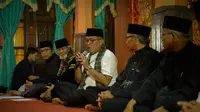 Ketua Ikatan Pencak Silat (IPSI) Sumatera Barat, Supardi berdiskusi dengan para tuo silek. (Liputan6.com/ ist)