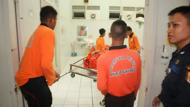 Evakuasi jenazah Ahmad Sulaiman (19) santri Ponpes Attolibiyah, Tegal di Gunung Slamet. (Foto: Liputan6.com/Pramuka Peduli/Muhamad Ridlo)