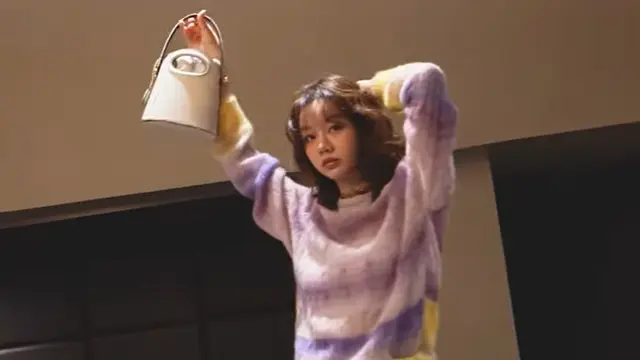 Lee Hyeri Tampil dengan Gaya Messy Hair Usai Singgung Soal Han So Hee dan Ryu Jun Yeol