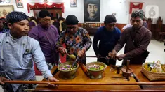 Prosesi pembersihan benda pusaka saat kegiatan jamasan tujuh pusaka di Pendopo Kabupaten Trenggalek, Jawa Timur, Rabu (30/8/2023). Penjamasan tujuh pusaka yang digelar jelang peringatan Hari Ulang Tahun (HUT) ke-829 Trenggalek ini bertujuan untuk melestarikan nilai budaya leluhur kepada generasi masa sekarang. (merdeka.com/Arie Basuki)