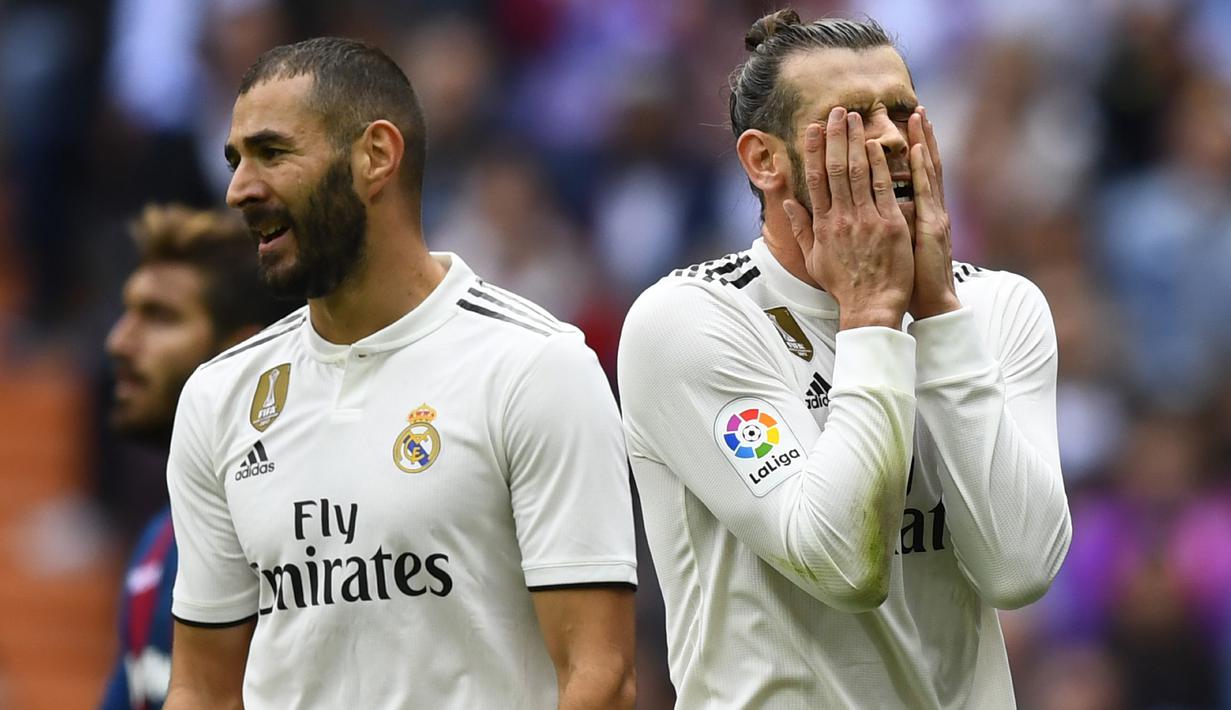 Gelandang Real Madrid, Gareth Bale, tampak kecewa usai dikalahkan Levante pada laga La Liga Spanyol di Stadion Santiago Bernabeu, Madrid, Sabtu (20/10). Madrid kalah 1-2 dari Levante. (AFP/Gabriel Bouys)
