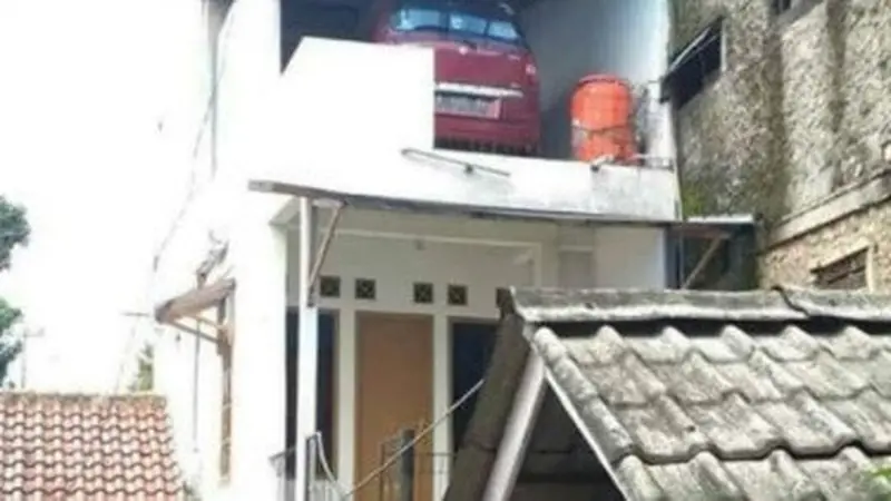 viral mobil parkir di lantai atas rumah (foto: Facebook Fantri Boy Saka)