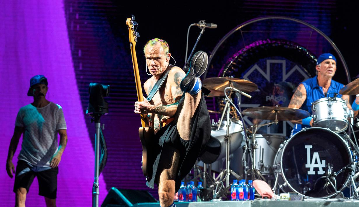 Aksi basis grup band rock Red Hot Chili Peppers (RHCP), Flea saat tampil di Soldier Field, Chicago, Amerika Serikat, 19 Agustus 2022. Red Hot Chili Peppers bergabung dengan tamu spesial seperti The Strokes dan Thundercat. (Photo by Rob Grabowski/Invision/AP)