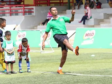 Manta pemain Timnas Indonesia, Charis Julianto, memberikan arahan kepada anak-anak saat acara Milo Football Clinic di Lapangan Sepak Bola Pertamina, Simprug, Jakarta, Minggu (24/4/2016). (Bola.com/Nicklas Hanoatubun)