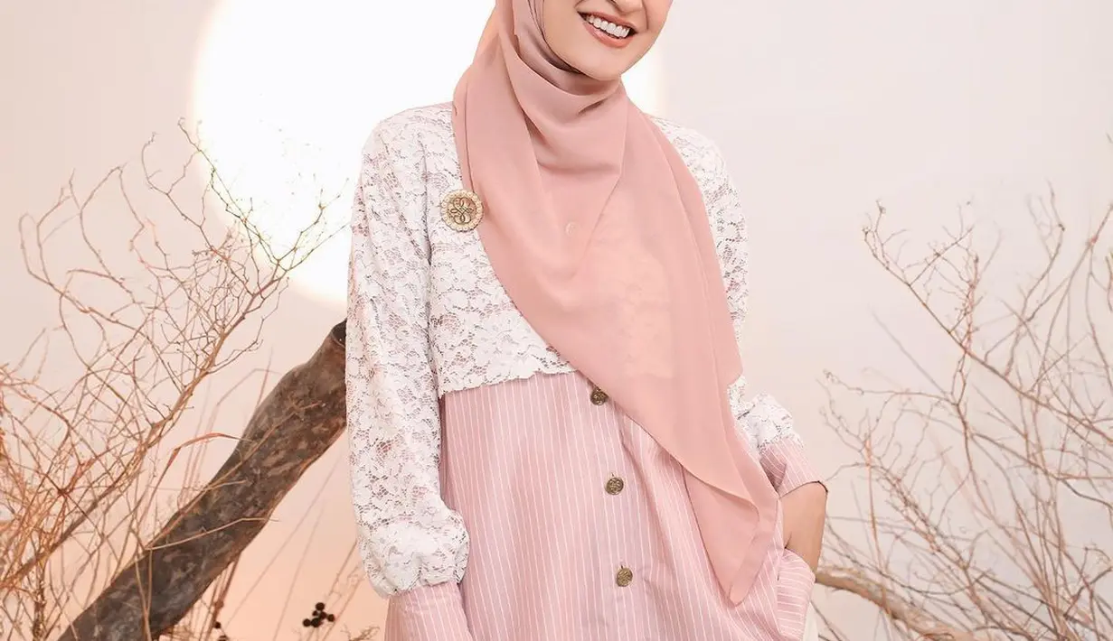 Two tone blouse bermotif seperti dikenakan Shireen Sungkar paling cocok dipadukan dengan bawahan polos. [@shibyshireen]