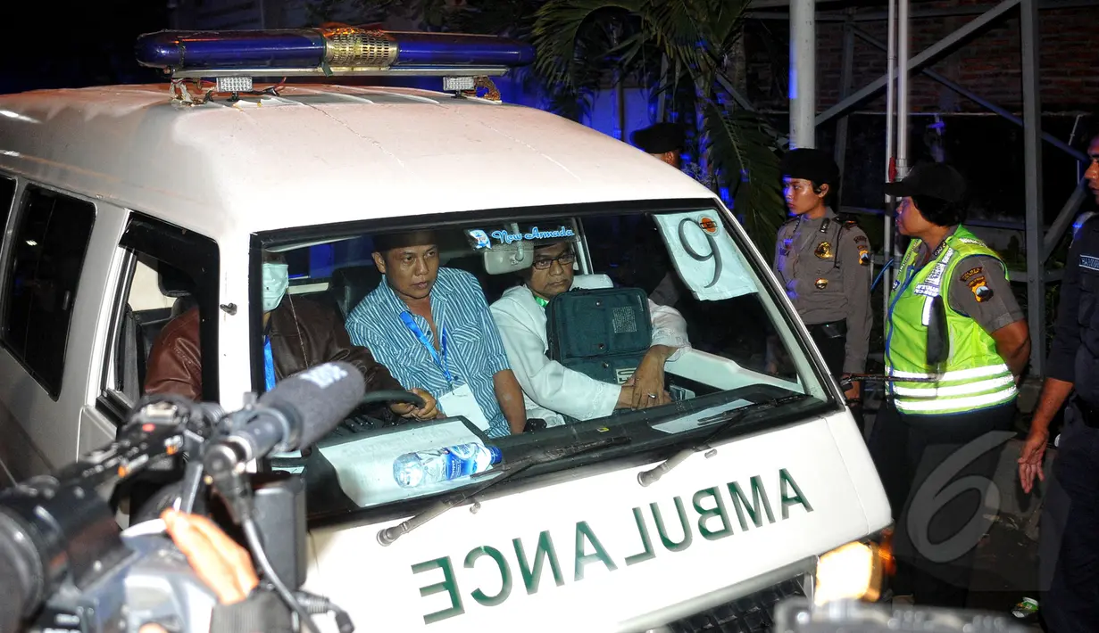 Mobil ambulans yang mengangkut jenazah terpidana mati Zainal Abidin terlihat keluar dari Pulau Nusakambangan, Cilacap, Rabu (29/4/2015). Adik almarhum (tengah) tampak duduk di kursi depan ambulans yang bernomor 9 tersebut. (Liputan6.com/Yoppy Renato) 