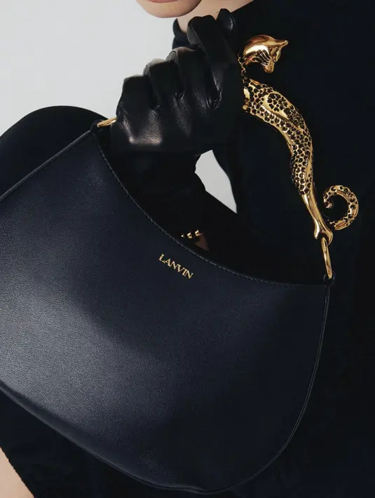 Lanvin Cat Bag menjadi salah satu fashion item yang wajib dimiliki. [Foto: Instagram/ Lanvin]