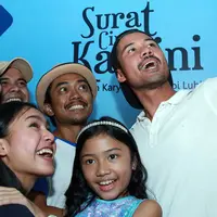 Para pemain film'Surat Cinta Kartini' dalam acara syukuran di kafe Pong Me, Jakarta Selatan, Kamis (30/7/2015). Film fiksi yang mengambil latar belakang sejarah pada era Kartini di tahun 1900an. (Deki Prayoga/Bintang.com)