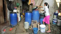 Warga mengambil air bersih dalam jerigen di Penjaringan, Jakarta, (28/3). Penyebab Indonesia krisis air bersih karena masifnya pembangunan di kota-kota besar yang tidak sesuai dengan prinsip kelangsungan hidup alam. (Liputan6.com/Gempur M Surya)