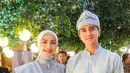 Desy Ratnasari tampil memukau dengan kebaya biru muda model kurung rancangan @ayudyahandari. Kebaya berdetail beads di kerah tersebut dipadukan dengan songket berwarna senada. Model kebaya yang simpel namun elegan menonjolkan karakter anggun khas Desy.  [@desyratnasariterdepan].