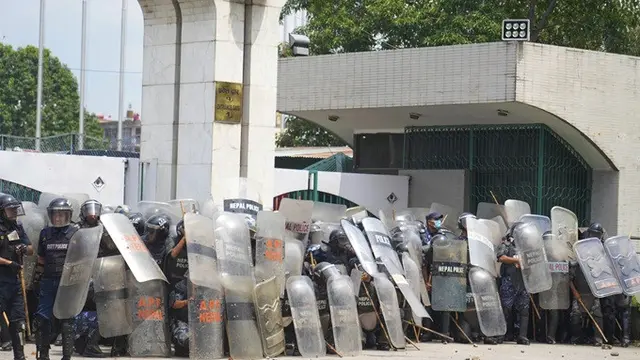 Polisi antihuru-hara berjaga di luar gedung Parlemen saat bentrok dengan para pengunjuk rasa di Kathmandu, Nepal, Senin (8/9/2025).
