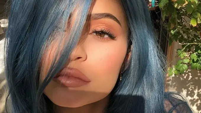 Warna rambut blue denim Kylie Jenner./Copyright instagram.com/kyliejenner