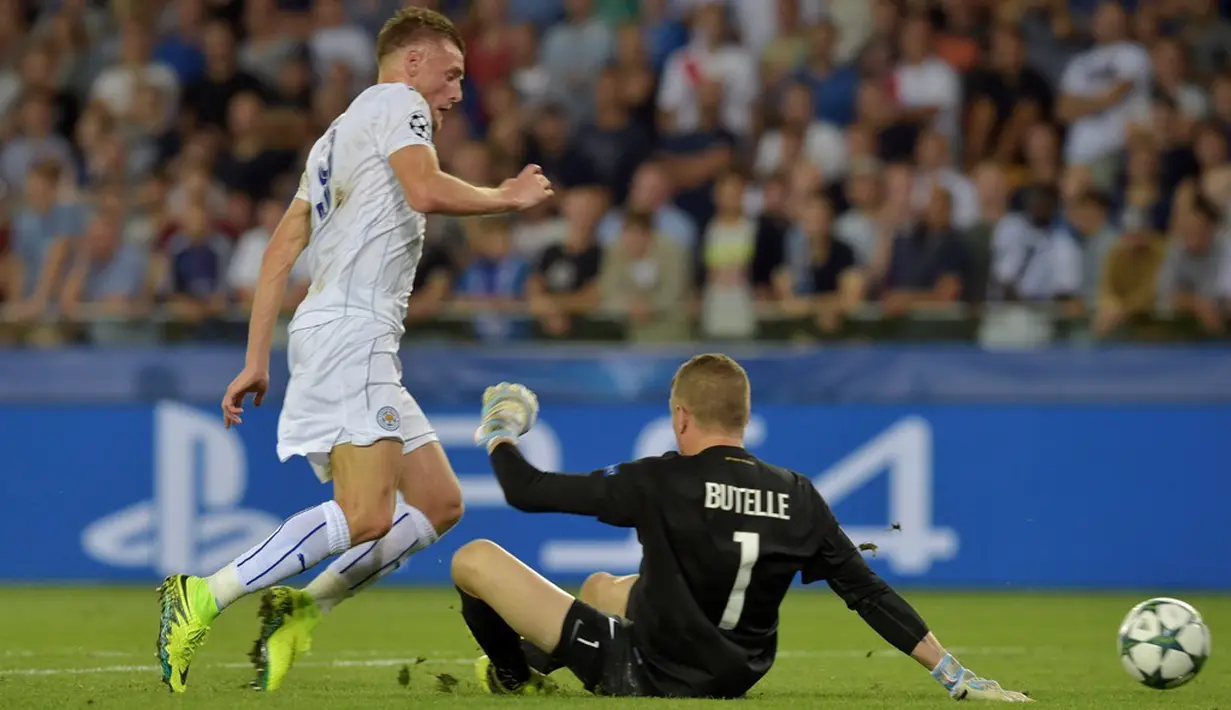 Striker Leicester City, Jamie Vardy, dilanggar kiper Club Brugge, Ludovic Butelle, yang berujung penalti pada laga Liga Champions Grup G, di Jan Bredelstadion, Brugge, Kamis (15/9/2016) dini hari WIB. (Reuters/Eric Vidal) 