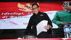 Sekjen Partai Demokrasi Indonesia Perjuangan, Hasto Kristiyanto jelang memberi keterangan terkait persiapan HUT PDIP ke-45 di Jakarta, Selasa (9/1). Puncak HUT PDIP ke-45 akan dilangsungkan di JCC, Rabu (10/1). (Liputan6.com/Helmi Fithriansyah)