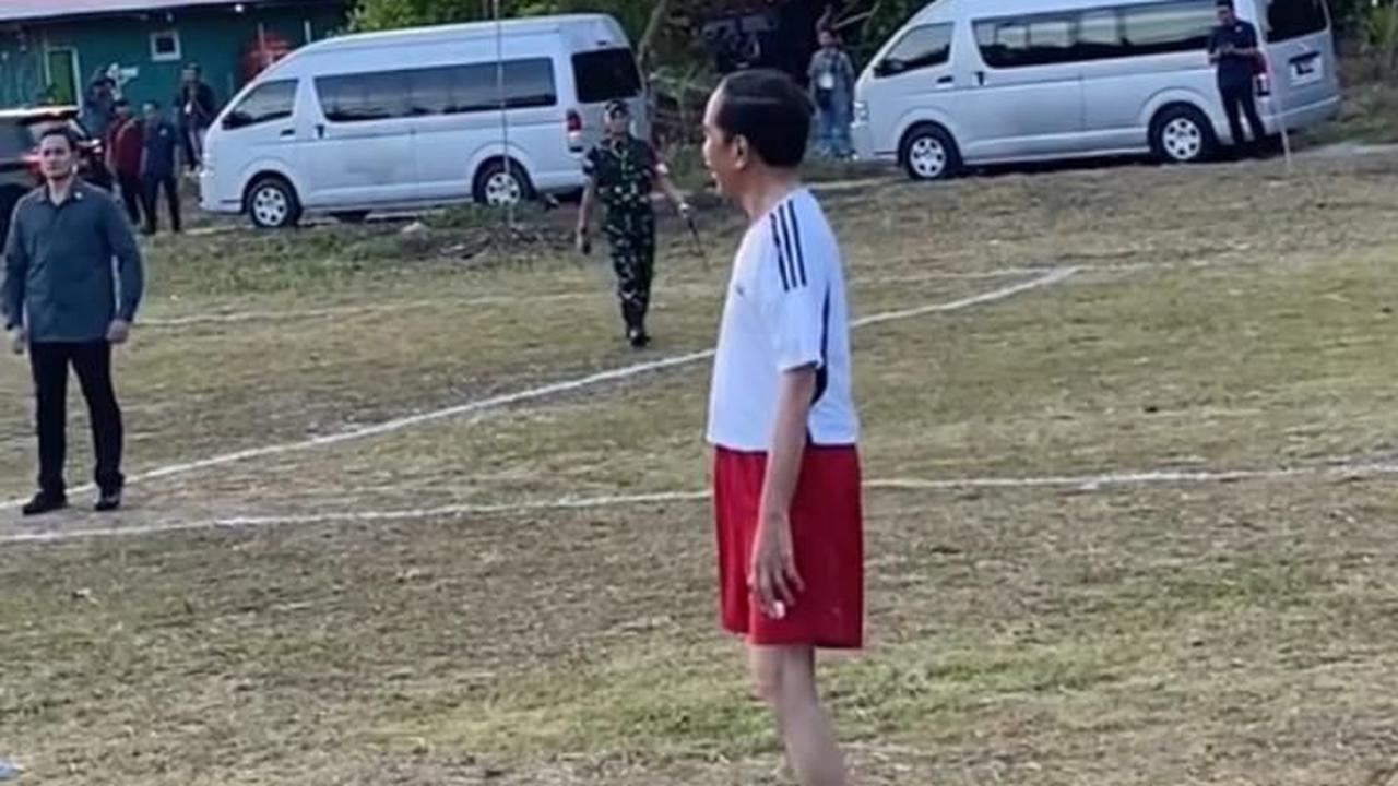 Inilah momen saat Jokowi akan memasuki lapangan dan bermain dengan anak-anak. Pak Jokowi tampak menggunakan baju olahraga dan celana pendek bertema merah putih.