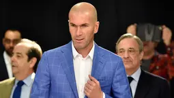 Pelatih baru Real Madrid, Zinedine Zidane saat tiba untuk diperkenalkan sebagai pelatih klub tersebut di stadion Santiago Bernabeu, Senin (4/1/2016). Zidane menggantikan Rafael Benitez yang baru saja dipecat manajemen. (AFP PHOTO/GERARD JULIEN)
