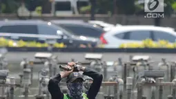 Pekerja melakukan perbaikan kolam air mancur Bundaran HI, Jakarta, Sabtu (23/2). Perbaikan tersebut dilakukan untuk mengganti barang yang rusak dan sekaligus pengecekan fungsi air mancur. (Merdeka.com/Imam Buhori)