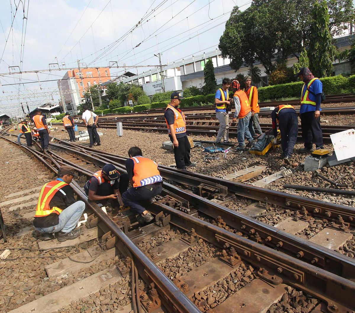 "KAI menyampaikan permohonan maaf atas terganggunya pelayanan dan perjalanan kereta api" tutup Joni