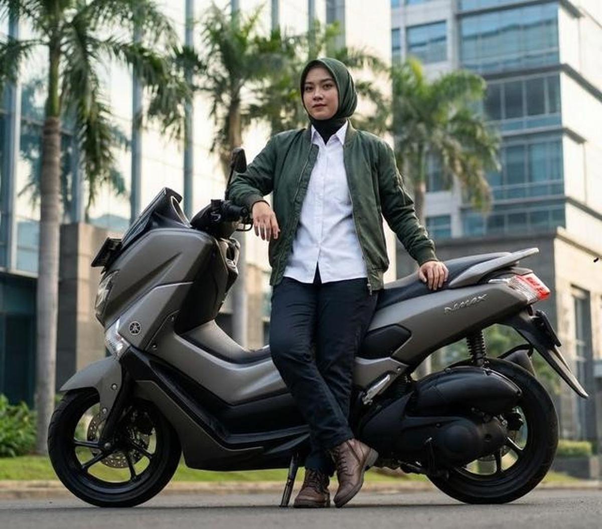 7 Outfit Kantor yang Tetap Rapi Meski Naik Motor, Tampil Profesional Tanpa Ribet di Perjalanan