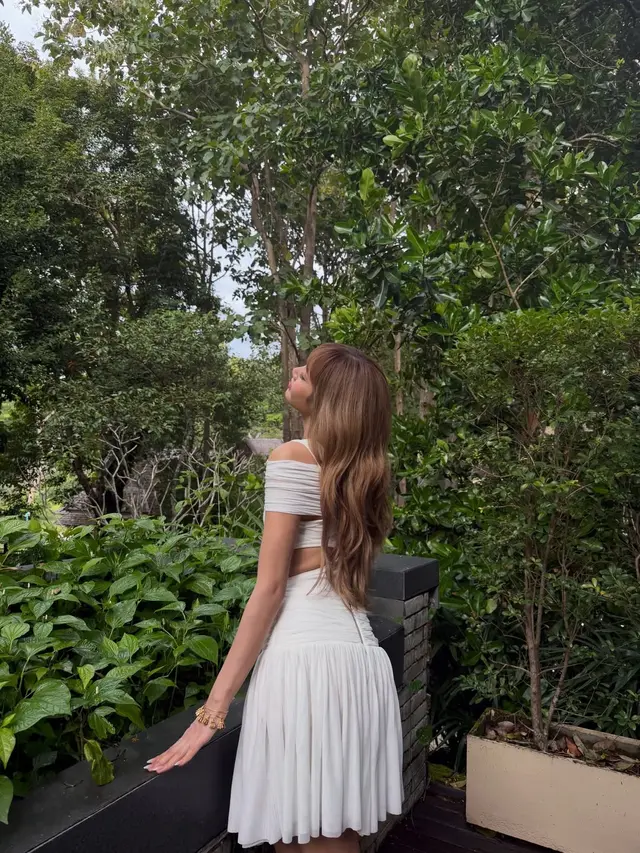 Jadi Duta Besar Amazing Thailand, Potret Lisa BLACKPINK Melokal Berpose di Hamparan Sawah