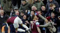 Suporter West Ham United memeluk Marko Arnautovic usai mencetak gol ke gawang Chelsea pada laga Premier League di Stadion London, Sabtu (10/12/2017). Chelsea Takluk 0-1 dari West Ham United. (AP/Alastair Grant)