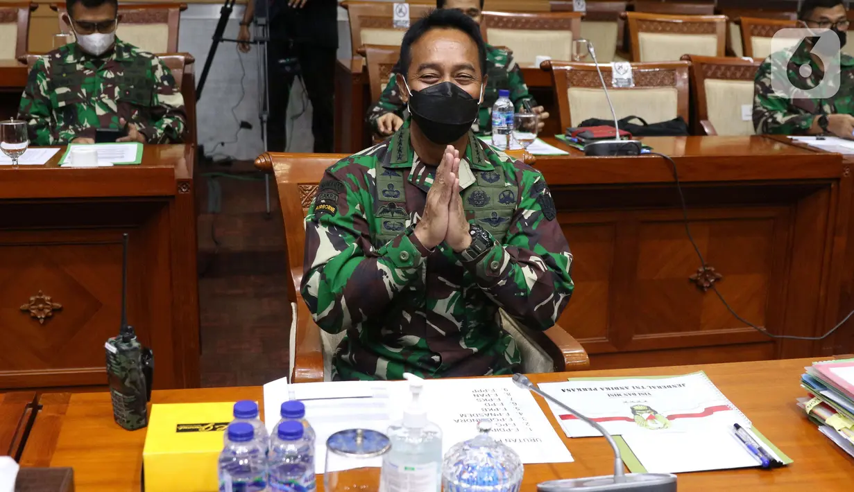 KSAD Jenderal TNI Andika Perkasa memberi salam sebelum menjalani uji kelayakan dan kepatutan calon Panglima TNI di gedung DPR, Jakarta, Sabtu (6/11/2021). Andika Perkasa menjadi calon kuat pengganti Marsekal Hadi Tjahjanto yang pensiun bulan ini. (Liputan6 com/Angga Yuniar)