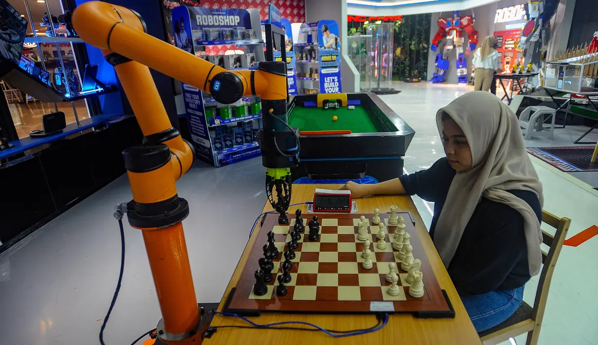 Pengunjung bermain catur melawan robot di Robopark Indonesia, Pluit Village Mall, Jakarta, Selasa (25/06/2024). (merdeka.com/Arie Basuki)