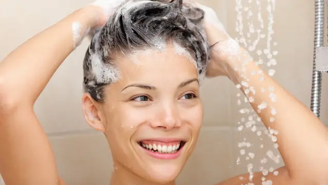 Stop 3 Kebiasaan Ini yang Sering Kamu Lakukan Setelah Keramas