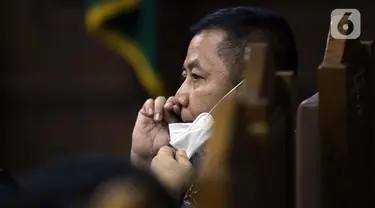 Pengusaha Tommy Sumardi, terdakwa perantara suap penghapusan nama Djoko Tjandra dari red notice saat menjalani sidang lanjutan di Pengadilan Tipikor, Jakarta, Selasa (24/11/2020). Sidang mendengar keterangan saksi, salah satunya Irjen (Pol) Napoleon Bonaparte. (Liputan6.com/Helmi Fithriansyah)