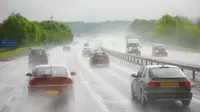 Ilustrasi berkendara saat hujan. (TheHealthSite.com)