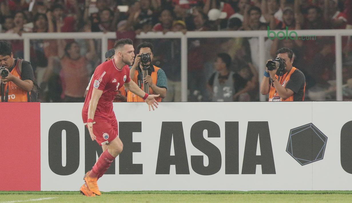 Pemain Persija Jakarta, Marko Simic merayakan gol keempatnya ke gawang JDT pada laga Piala AFC 2018 di Stadion Utama Gelora Bung Karno, Jakarta, Selasa (10/4/2018). Persija Jakarta menang 4-0.  (Bola.com/Nick Hanoatubun)