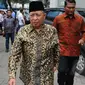 Mantan Wapres Hamzah Haz menyambangi Gedung KPK, Jakarta, Kamis (2/4/2015). Mantan Ketum PPP itu menjenguk mantan Bupati Bangkalan Fuad Amin Imron di rutan KPK. (Liputan6.com/Herman Zakharia)