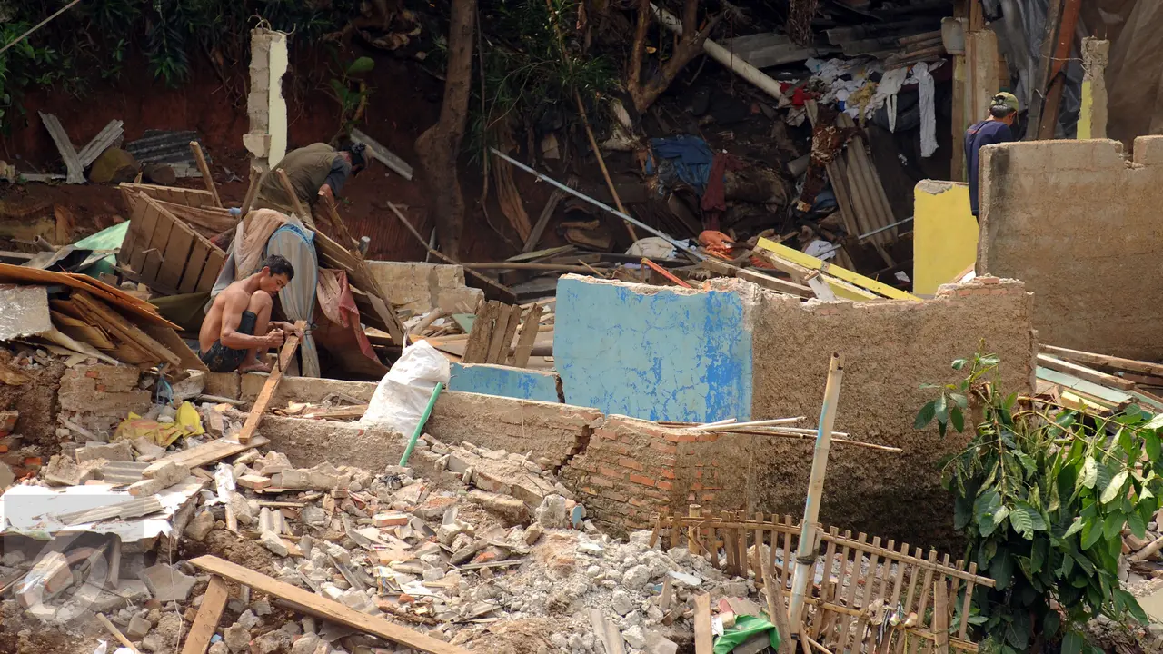 20160824-Direlokasi, Warga Bantaran Kali Ciliwung Bongkar Rumah Sendiri-Jakarta