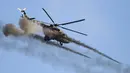 Helikopter militer menembakkan senjata saat terbang di atas tempat pelatihan Gozhsky dalam latihan militer Union Courage-2022 Rusia-Belarusia di Belarusia. Rusia dengan tegas menyangkal bahwa mereka bermaksud untuk melancarkan serangan terhadap Ukraina. (Vadzim Yakubionak, BelTA via AP)