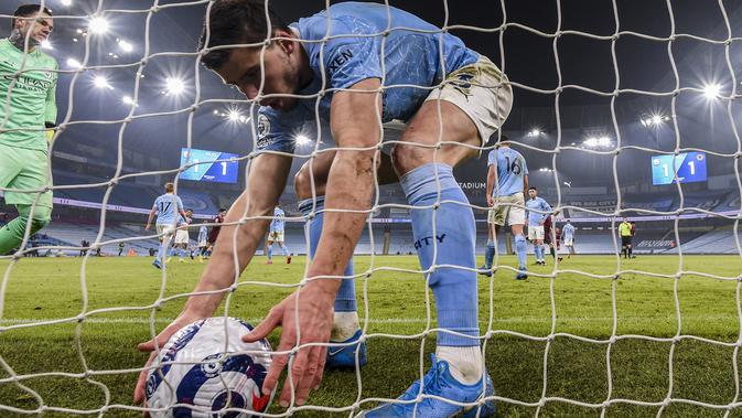 Ruben Dias dari Manchester City saat pertandingan sepak bola Liga Utama Inggris antara Manchester City dan Wolves di stadion Etihad di Manchester, Inggris, Selasa, 2 Maret 2021. (Paul Ellis / Pool via AP)