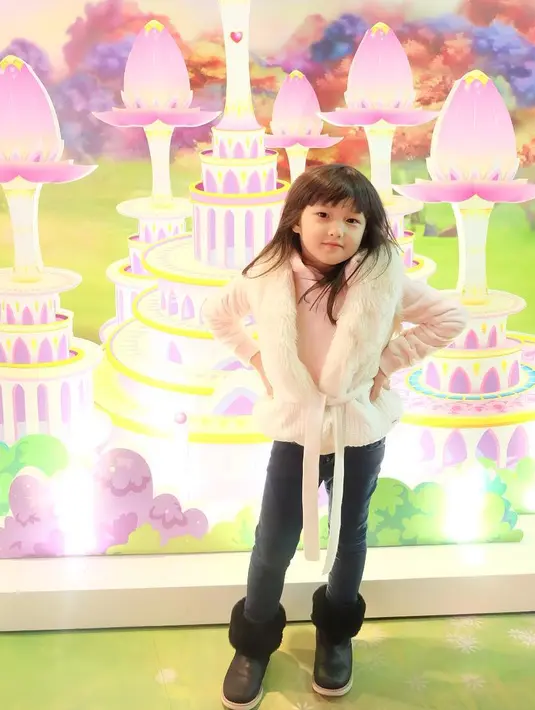 Di unggahannya terlihat Elea tampil santai dengan rompi berbulu putihnya, dan Ussy pun menyertakan kepsyen foto yang menunjukan anaknya adalah anak Korea. (Instagram/ussypratama)