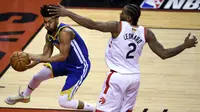Kawhi Leonard menjaga Quinn Cook saat Raptors melawan Warriors di gim kelima NBA Finals 2019 (AP)