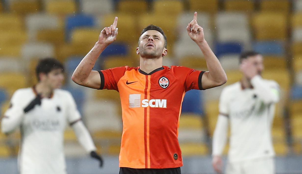 Striker Shakhtar Donetsk, Junior Moraes melakukan selebrasi usai mencetak gol penyeimbang 1-1 ke gawang AS Roma dalam laga leg kedua babak 16 besar Liga Europa 2020/2021 di Olimpiyskiy Stadium, Kiev, Kamis (18/3/2021). Shakhtar kalah 1-2 dari AS Roma. (AP/Efrem Lukatsky)