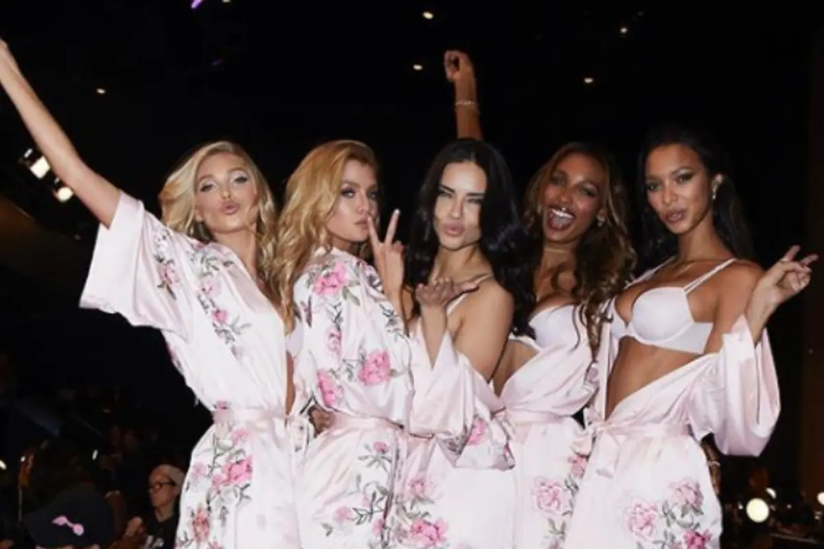 5 Model Victoria's Secret dengan Makeup Khasnya