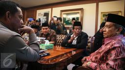 Kapolda Metro Jaya, Irjen Tito Karnavian (kiri) berbincang dengan Ketua Umum Pengurus Besar Nahdlatul Ulama, Said Aqil Siradj (kanan) berbincang di Kantor PBNU, Jakarta, Rabu (23/12). (Liputan6.com/Faizal Fanani)