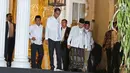 Pasangan capres-cawapres nomor urut 01 Joko Widodo (kiri) dan Ma'ruf Amin menghampiri wartawan di kediaman Ma'ruf Amin, Jalan Situbondo, Menteng, Jakarta, Kamis (27/6/2019). Jokowi menjemput Ma'ruf untuk nonton bareng sidang putusan MK di Lanud Halim Perdanakusuma. (Liputan6.com/Herman Zakharia)