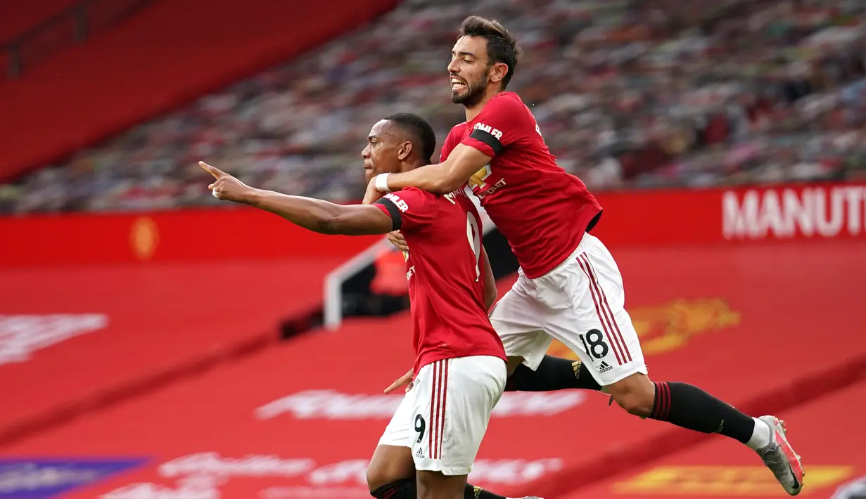 Penyerang Manchester United, Anthony Martial (kiri) berselebrasi usai mencetak gol ke gawang Southampton pada pertandingan lanjutan Liga Inggris di Old Trafford di Manchester, Inggris (13/7/2020). MU bermain imbang 2-2 atas  Southampton. (AP Photo/Dave Thompson,Pool)