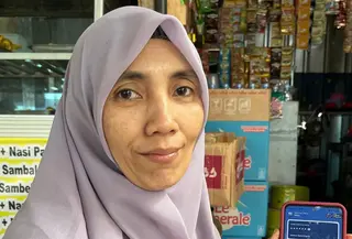 Nany Andryani Permana (48) Pakai Aplikasi BRImo untuk Bayar Sekolah Anak (Supriatin/Liputan6.com)