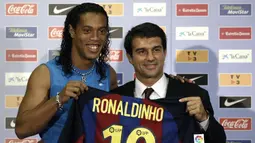 Ronaldinho. Akhir musim 2002/2003 Ronaldinho berniat meninggalkan PSG yang hanya finis di posisi 11. Manajer Manchester United, Alex Ferguson pun tertarik mendatangkannya. Nyatanya, Ronaldinho malah bergabung dengan Barcelona yang baru dipimpin presiden terpilih, Joan Laporta. (AFP/Jose Jordan)