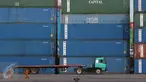 Pekerja melakukan aktivitas bongkar muat di Pelabuhan JICT, Tanjung Priok, Jakarta, Selasa (25/10). Pemerintah melalui Bea Cukai telah menerapkan kebijakan Indonesia Single Risk Management (ISRM). (Liputan6.com/Immaniel Antonius)