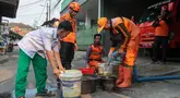 Warga membawa wadah untuk mengambil air bersih dari mobil tangki BPBD DKI Jakarta di Gang H Soleh, Cilandak Timur, Jakarta Selatan, Senin (21/9/2026). Sebanyak 5.000 liter air didistribusikan untuk memenuhi kebutuhan warga terdampak kekeringan. (KLY/Budy Santoso)