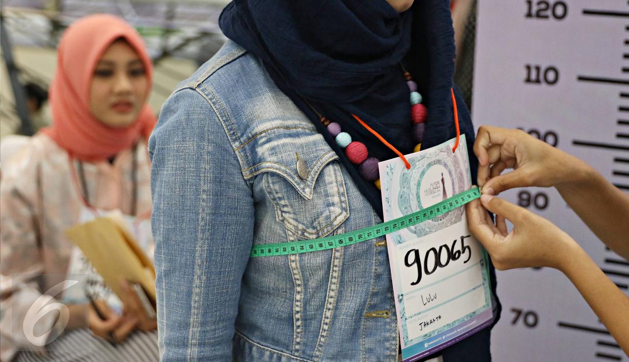 Peserta saat diukur badannya oleh panitia audisi Putri Muslimah Indonesia 2016 di Jakarta, Minggu (24/4). Ajang tersebut diadakan untuk mencari bakat terbaik dari muslimah yang memiliki kriteria akhlak, bakat, dan cantik. (Liputan6.com/Immanuel Antonius)